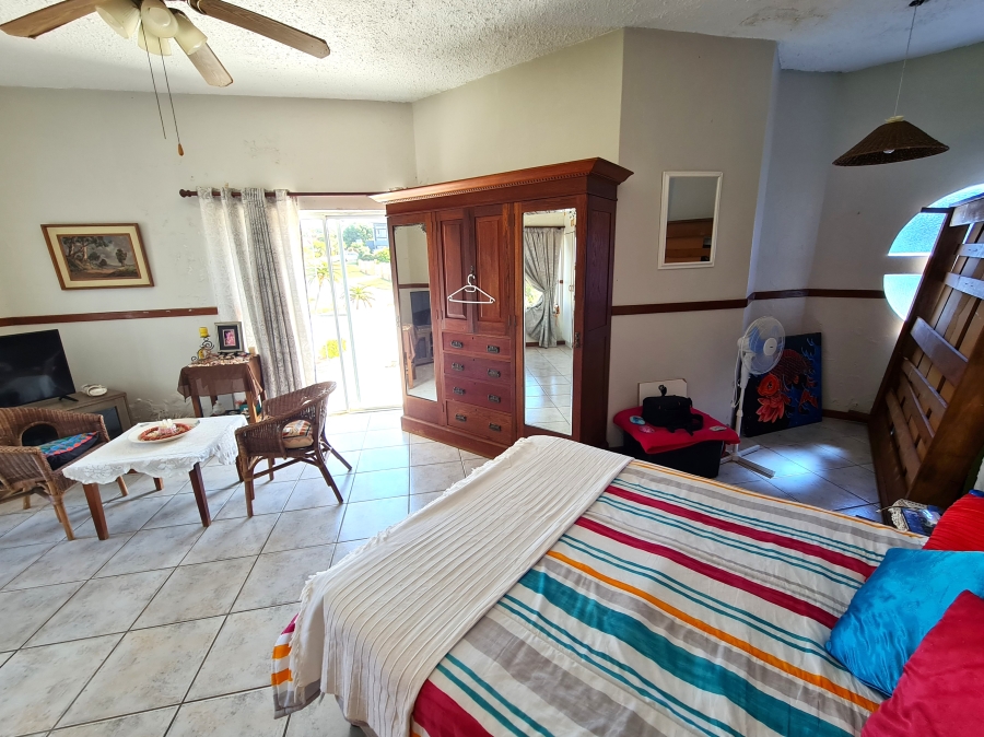 5 Bedroom Property for Sale in Wavecrest Eastern Cape